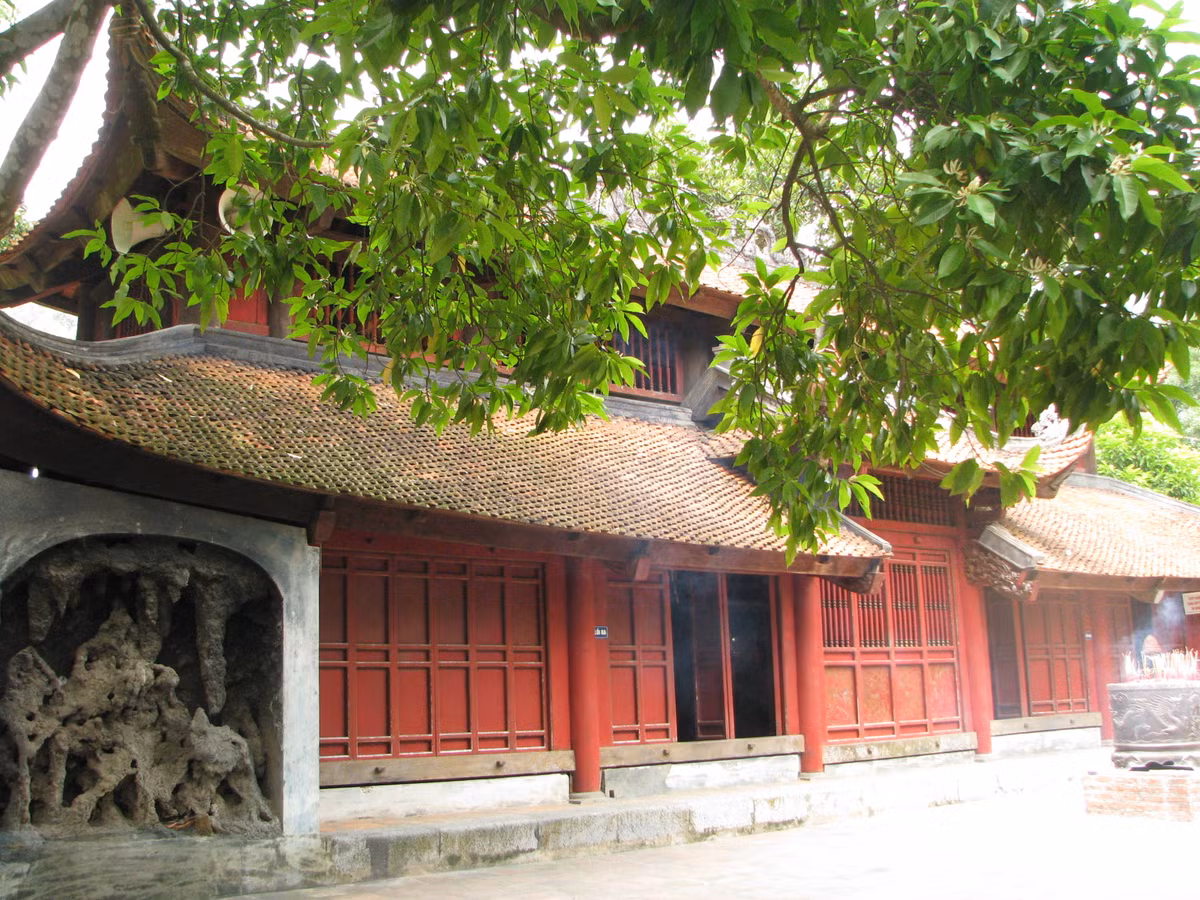 Ngay chân núi Sóc từ xa xưa đã dựng đền thờ Thánh Gióng để con dân nước Việt đời đời tưởng nhớ.