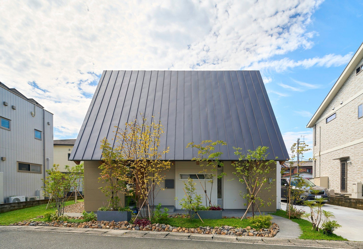 Ngôi nhà này được thiết kế dựa theo yêu cầu của một gia đình nhỏ gồm 1 cặp vợ chồng và hai người con sống trong một khu phố.