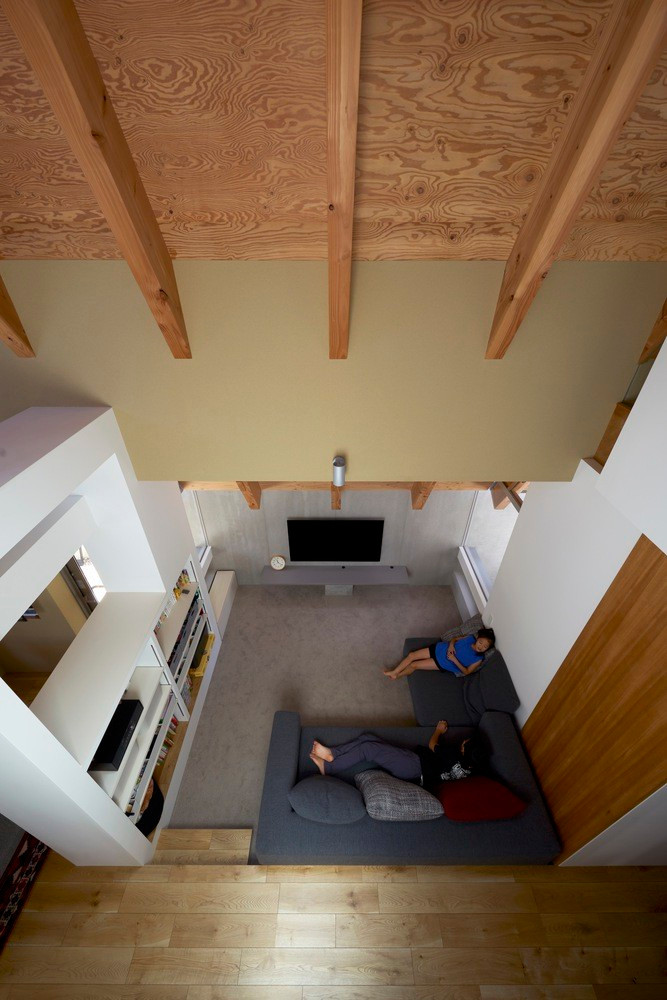 Không gian phòng khách được thiết kế trần cao, tạo cảm giác rộng rãi, thoáng mát hơn.