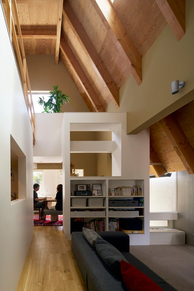 Không gian phòng ăn vô cùng ấm cúng, ngập tràn ánh sáng từ tia nắng mặt trời.