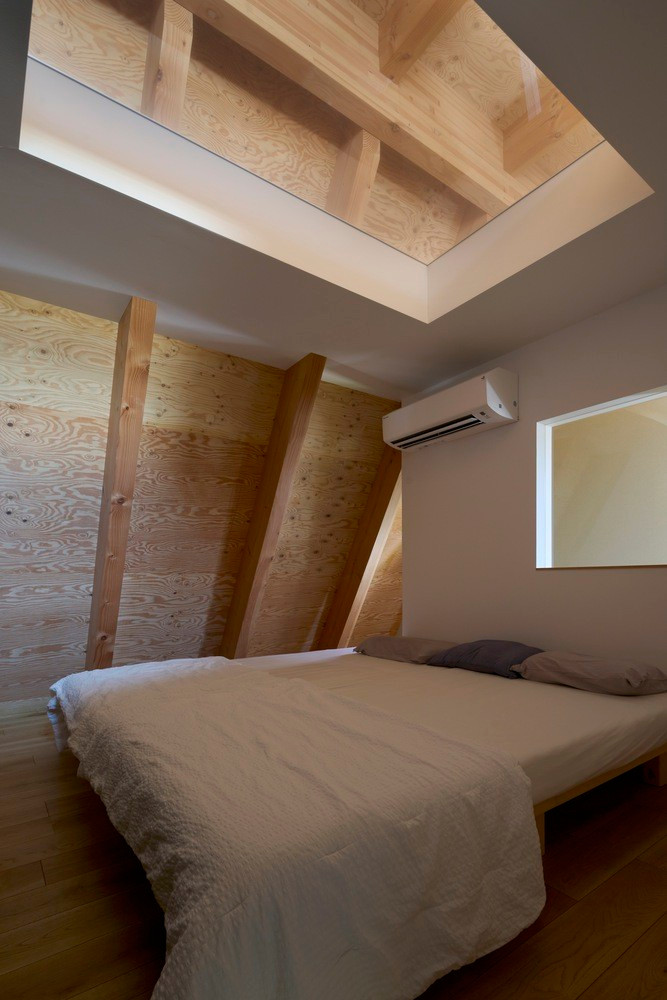 Mái nhà được thiết kế thông minh, vừa là phần mái che chắn, vừa là bức tường cho phòng ngủ ấm cúng để tiết kiệm tối đa diện tích. Đồng thời, phần mái cũng được tích hợp lớp cách nhiệt hiện đại giảm thiểu tác động nhiệt độ từ bên ngoài mà vẫn tiết kiệm năng lượng hiệu quả