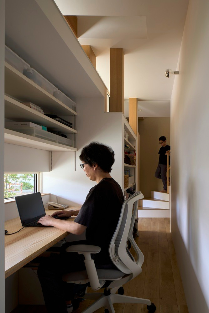 Không gian làm việc tuy không lớn nhưng được bố trí hợp lý và tận dụng ánh sáng từ cửa sổ nhỏ.