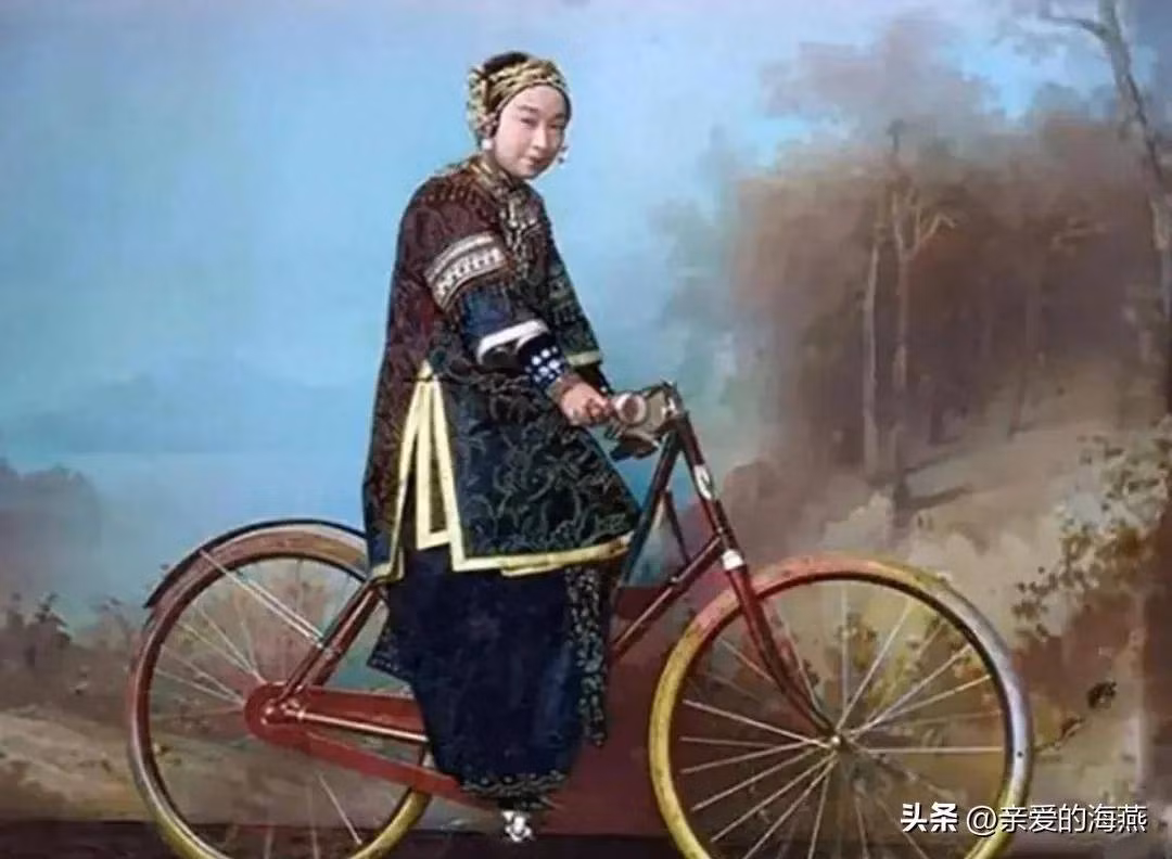 Một người phụ nữ có đôi chân "kim liên tam thốn" (gót sen ba tấc) đang đi xe đạp. Vào cuối thời nhà Thanh, xe đạp được coi là mặt hàng ngoại nhập. Chiếc xe đạp này có giá bán khoảng 50 lạng bạc. Đây là mức giá mà rất nhiều gia đình vào cuối thời nhà Thanh không thể mua được.