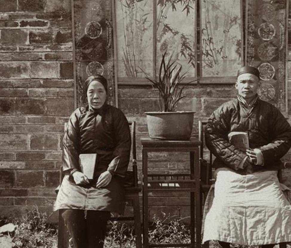 Bức ảnh chụp hai vợ chồng trong một gia đình khá giả ở tỉnh Phúc Kiến năm 1911.