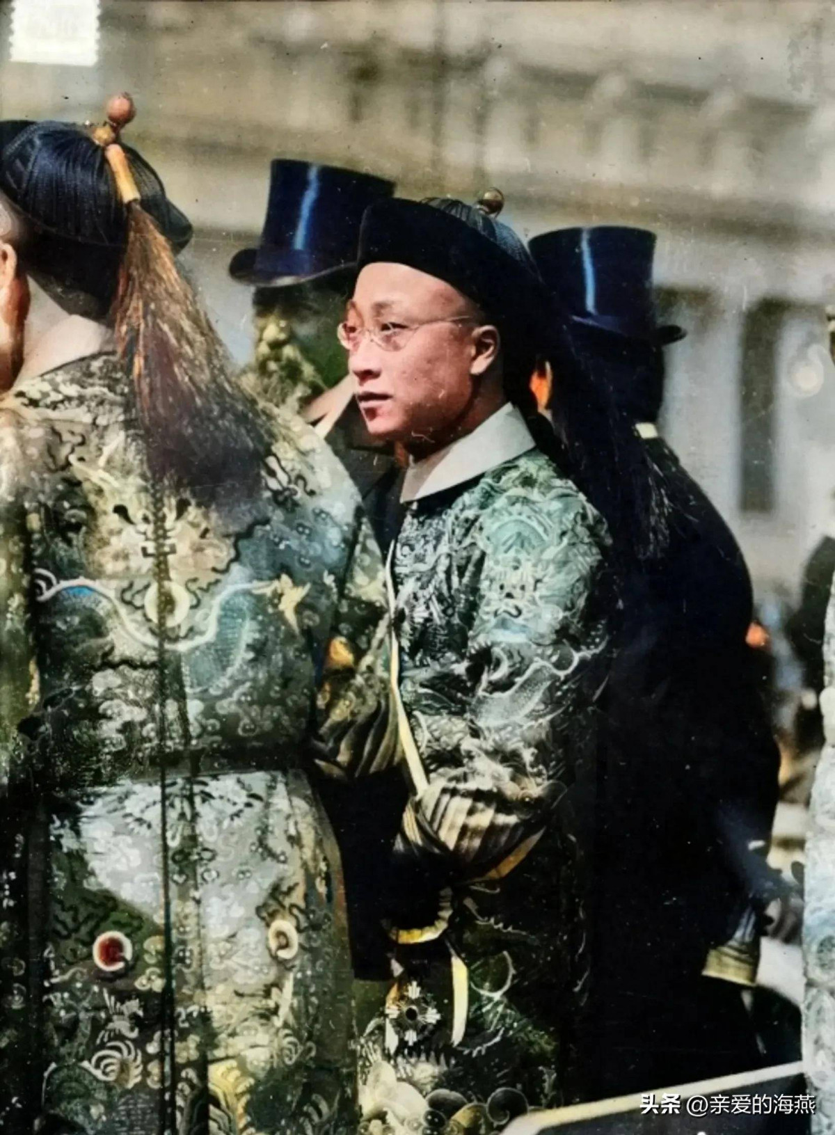 Bức ảnh màu chụp các vị quan cuối triều nhà Thanh trong một chuyến thăm đến châu Âu. Quần áo của các vị quan này được thêu rất tinh xảo. Rõ ràng trang phục trong các bộ phim cổ trang không thể sánh bằng.