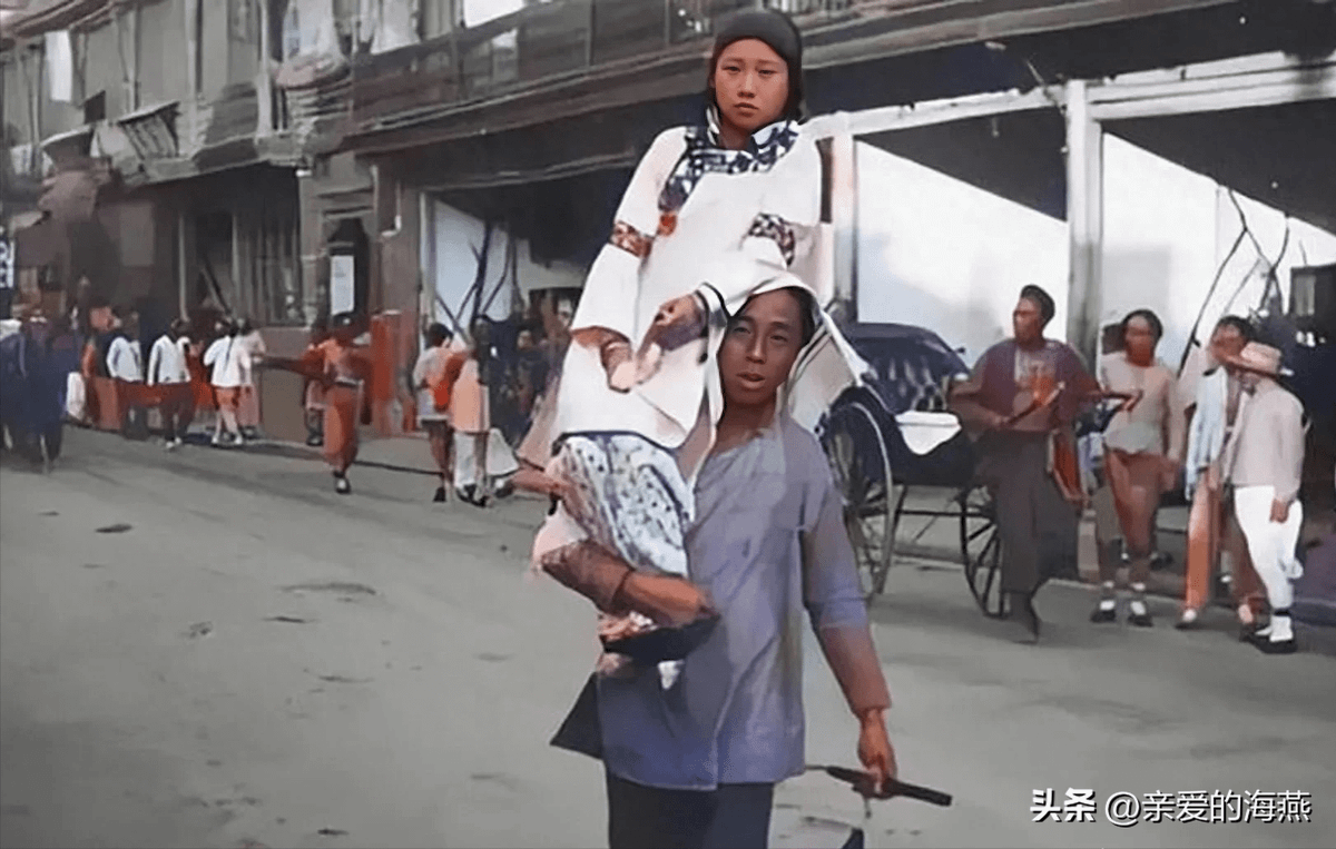 Người đàn ông này làm phu khuân vác để kiếm sống qua ngày. Tuy nhiên, thay vì hàng hóa, anh ta đang vác trên vai một cô gái trẻ.