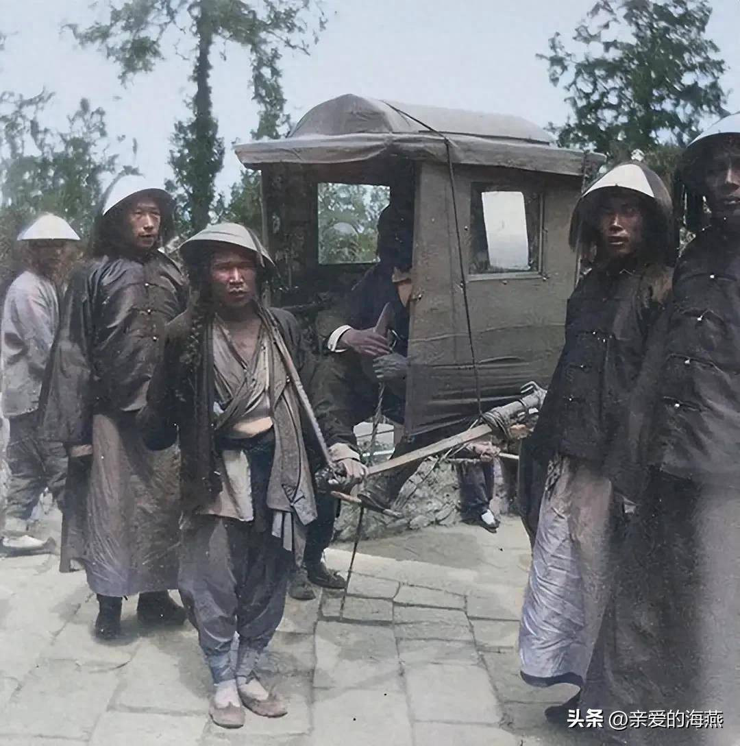 Kiệu 4 người khiêng dành cho các quan lại thời nhà Thanh không hề có vẻ ngoài lộng lẫy như trên các bộ phim cổ trang. Không gian trong kiệu rất nhỏ. Do đó, người ngồi bên trong kiệu đương nhiên có cảm giác chật chội, bí bách.