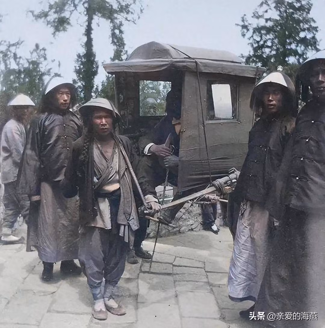 Kiệu 4 người khiêng dành cho các quan lại thời nhà Thanh không hề có vẻ ngoài lộng lẫy như trên các bộ phim cổ trang. Không gian trong kiệu rất nhỏ. Do đó, người ngồi bên trong kiệu đương nhiên có cảm giác chật chội, bí bách.