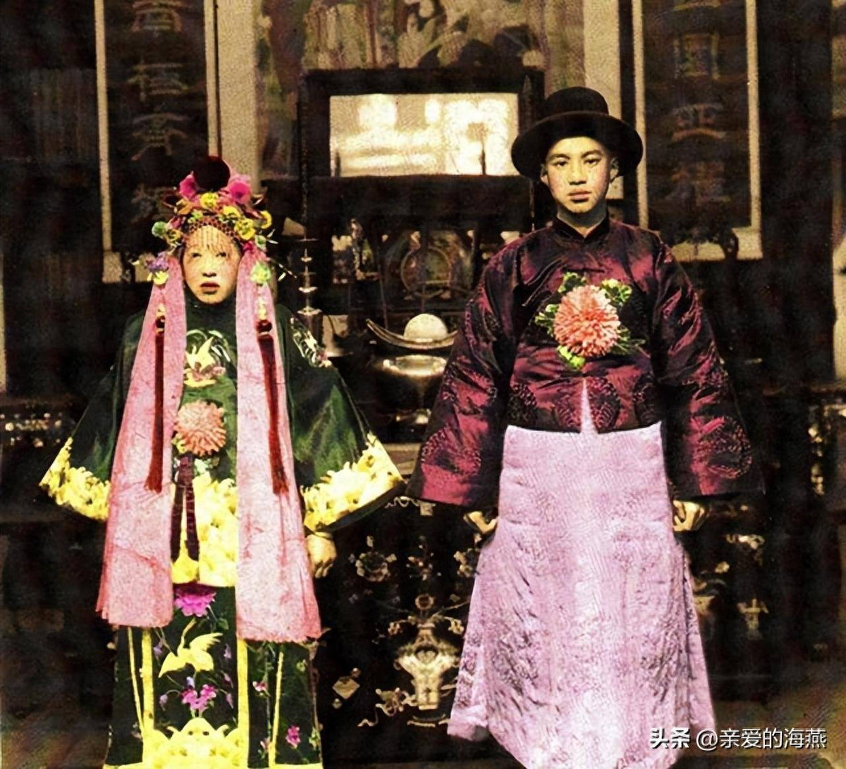 Ảnh chụp đám cưới của một đôi vợ chồng trẻ. Đây là vợ chồng có xuất thân từ một gia đình giàu có vì trang phục của cả hai trông rất sang trọng. Có lẽ do vẫn chưa quen với việc chụp ảnh nên trông họ rất ngại ngùng.