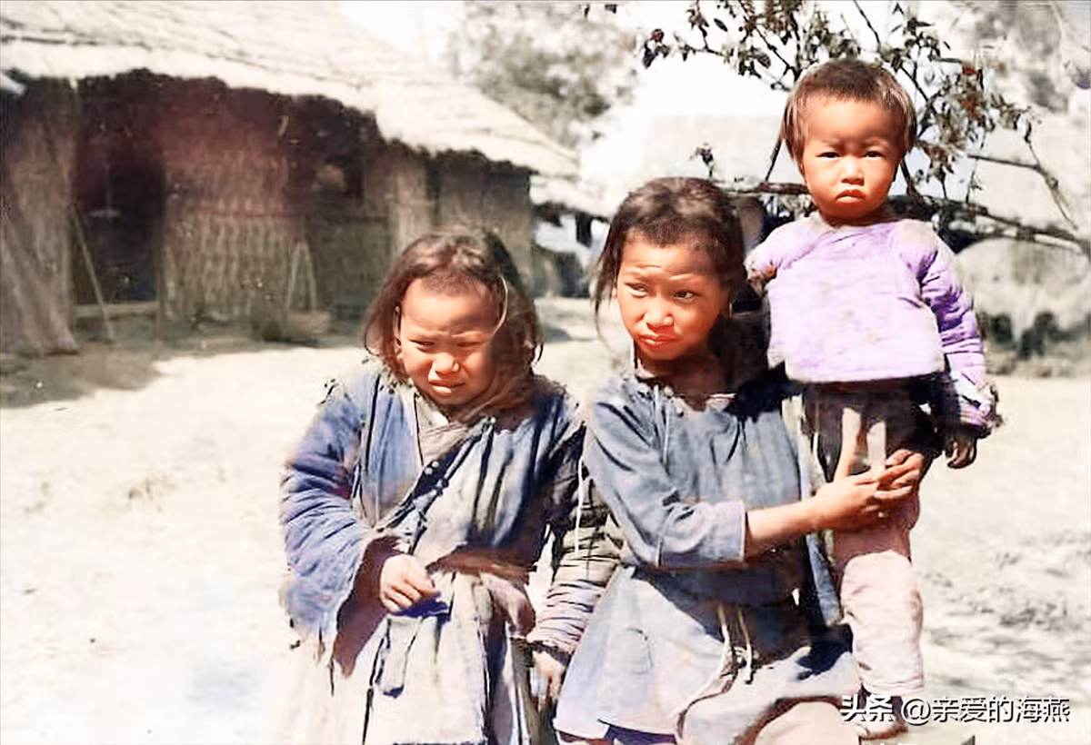 Ba đứa trẻ trong một gia đình nghèo ở Giang Nam.