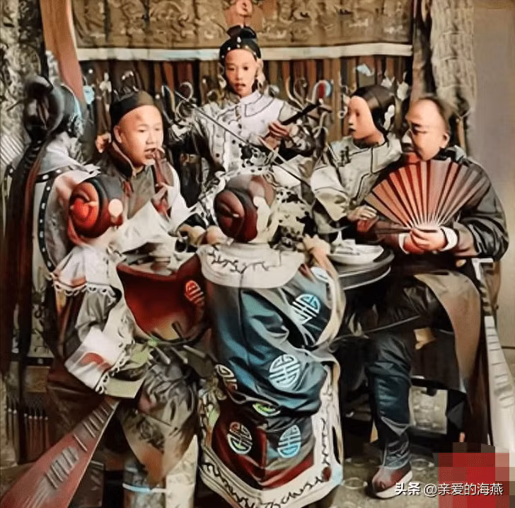 Bức ảnh chụp hai vị doanh nhân đang bàn chuyện kinh doanh ở Bắc Kinh vào năm 1901. Hai người vừa ăn uống, vừa trò chuyện. Xung quanh họ còn có 5 kỹ nữ ca hát, phục vụ.