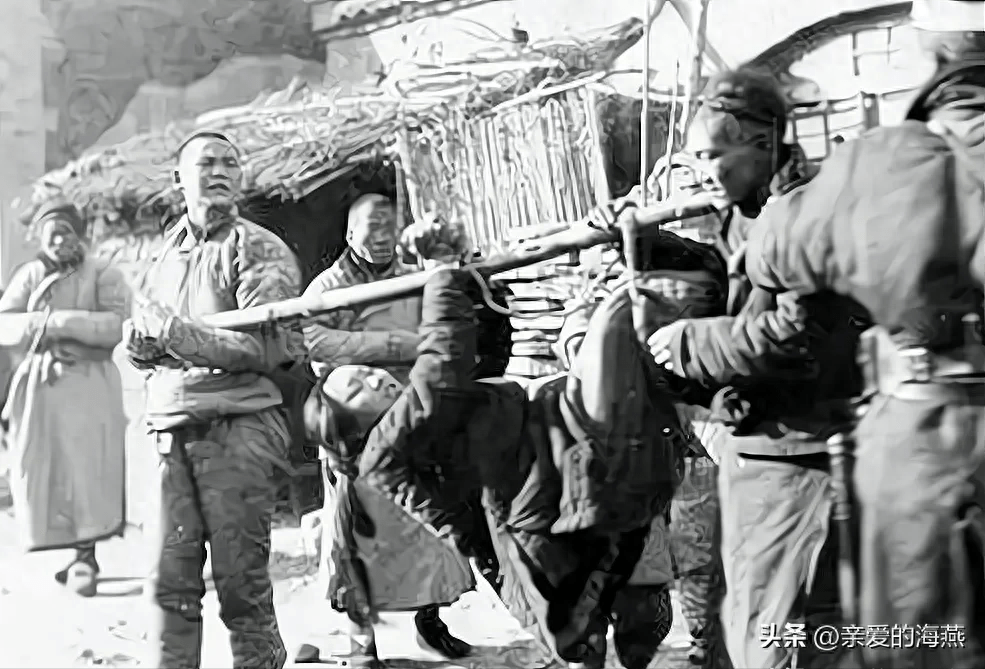 Một người phụ nữ bị dân làng trừng phạt vì tội ngoại tình. Vào cuối thời nhà Thanh, ngoại tình được coi là tội vi phạm quy tắc đạo đức trong gia đình. Với những người vi phạm, họ có thể bị xử phạt rất nặng.