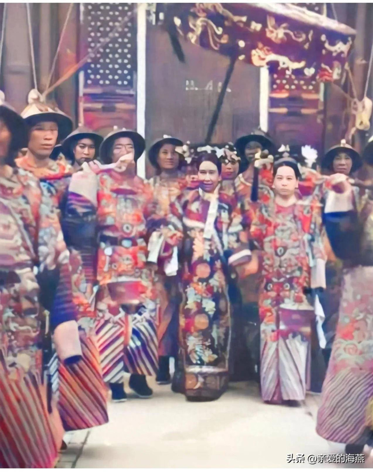 Từ Hi Thái hậu nở nụ cười hiếm hoi khi xuất hiện ở chỗ đông người. Thông thường, trong các bức ảnh, Từ Hi Thái hậu thường giữ nét mặt nghiêm nghị để thể hiện quyền uy. Bà được coi là người phụ nữ nắm quyền lực tối thượng vào cuối triều đại nhà Thanh. Vị thái hậu này còn nổi tiếng là người có lối sống vô cùng xa hoa, góp phần dẫn tới sự sụp đổ của nhà Thanh.