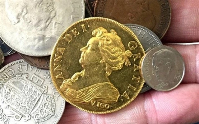  Được biết, sau khi thắng trận, Xưởng đúc tiền Hoàng gia đã đúc khoảng 20 đồng xu có hình Nữ hoàng Anne Vigo. Tuy nhiên, chúng đã bị đánh cắp mà cho đến nay người ta mới chỉ tìm thấy 15 đồng xu thuộc các bộ sưu tập cá nhân. Giá trị của một đồng xu lên đến120.000 bảng Anh (gần 4 tỷ đồng).