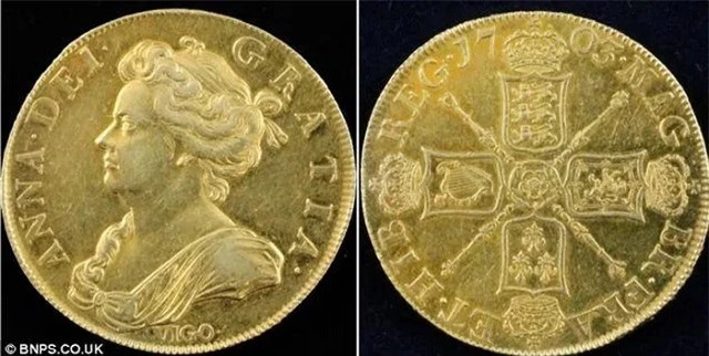 Sau khi xem xét, kiểm tra kĩ lưỡng, chuyên gia kết luận nó là đồng tiền làm từ vàng bị người Anh tịch thu từ một con tàu chở kho báu của Tây Ban Nha vào năm 1702. 