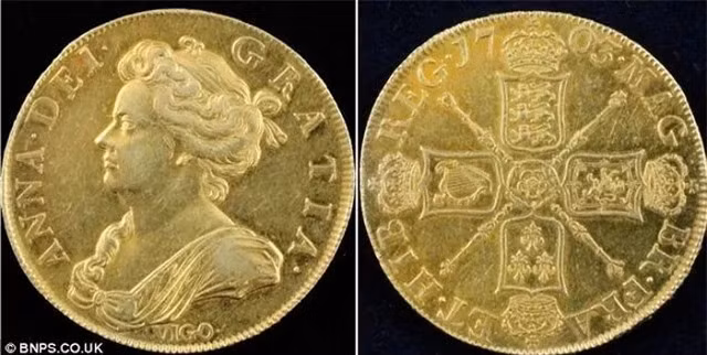 Sau khi xem xét, kiểm tra kĩ lưỡng, chuyên gia kết luận nó là đồng tiền làm từ vàng bị người Anh tịch thu từ một con tàu chở kho báu của Tây Ban Nha vào năm 1702. 