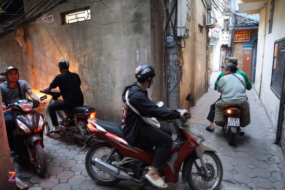 Hàng loạt xe nối đuôi nhau di chuyển trong các ngõ nhỏ sau khi hạ rào, cảnh ùn tắc và ồn ào nhiều thời điểm trong ngày vẫn xuất hiện.