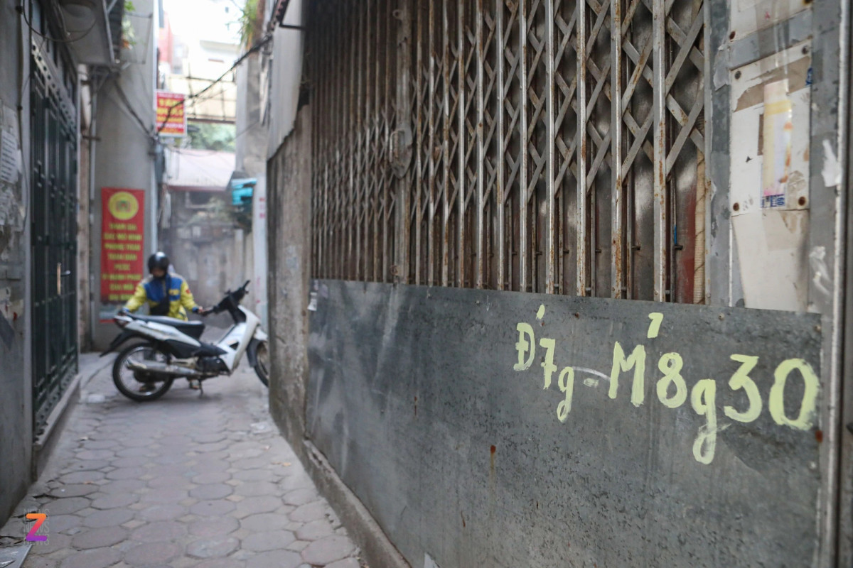 Tại mỗi đầu ngõ, người dân viết lên tường thông báo đường đóng từ 7h đến 8h30.