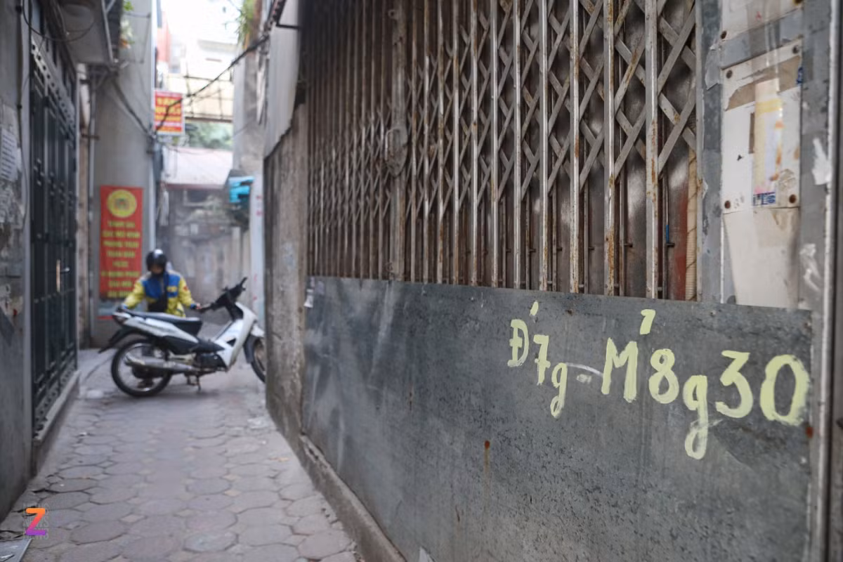 Tại mỗi đầu ngõ, người dân viết lên tường thông báo đường đóng từ 7h đến 8h30.