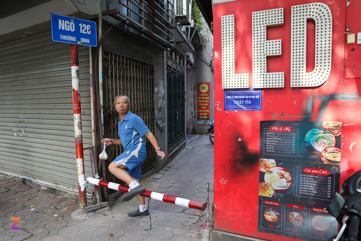 Nhiều tháng qua, người dân tại các ngõ 127, 155, 105 Nguyễn Trãi; ngõ 126, 144 đường Thượng Đình (quận Thanh Xuân) đã lắp đặt rào chắn tại khung giờ cao điểm buổi sáng để ngăn các phương tiện qua lại.