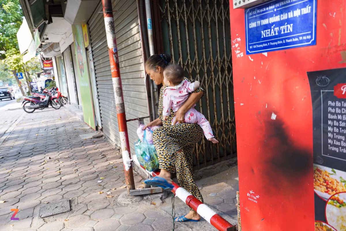 Barie có chiều cao khoảng 40 cm, không quá ảnh hưởng tới những người đi bộ. Tuy vậy, đối với những hộ sinh sống trong ngõ có sử dụng phương tiện, việc hạ rào chắn cũng có ảnh hưởng tới lịch trình sinh hoạt. Họ phải bố trí thời gian đi làm, đưa đón con đi học trước khung giờ đóng barie.