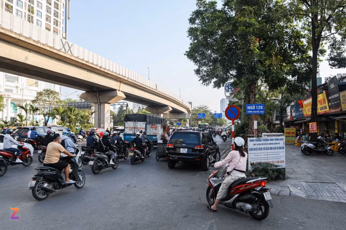 Khi di chuyển vào các ngõ theo hướng từ Thượng Đình đi ra Nguyễn Trãi, tới cuối ngõ là một chợ dân sinh thuộc Khu Dân cư Cơ khí Hà Nội hoặc đầu ngõ 105 Nguyễn Trãi. Từ đây, các phương tiện có thể di chuyển thẳng lên cầu vượt Ngã Tư Sở để vào phố Tây Sơn.