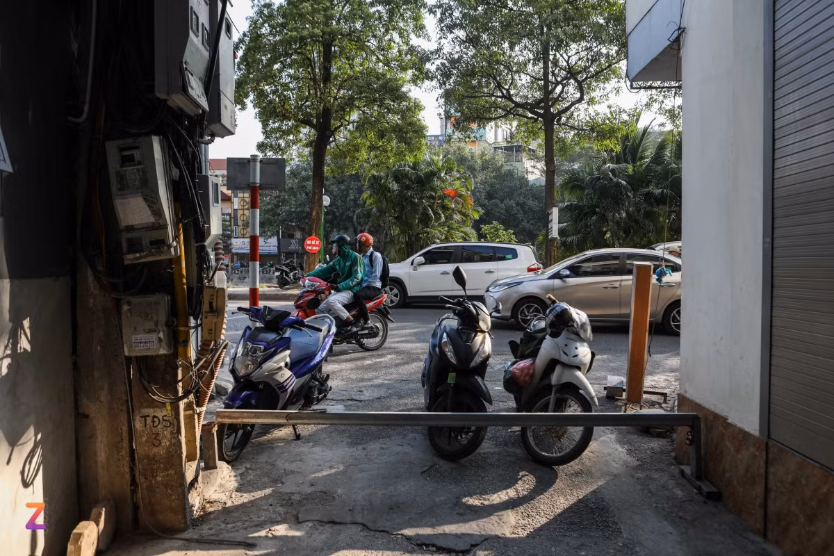 Một số người có công việc cần vào ngõ phải để xe ngay trước đầu barie.