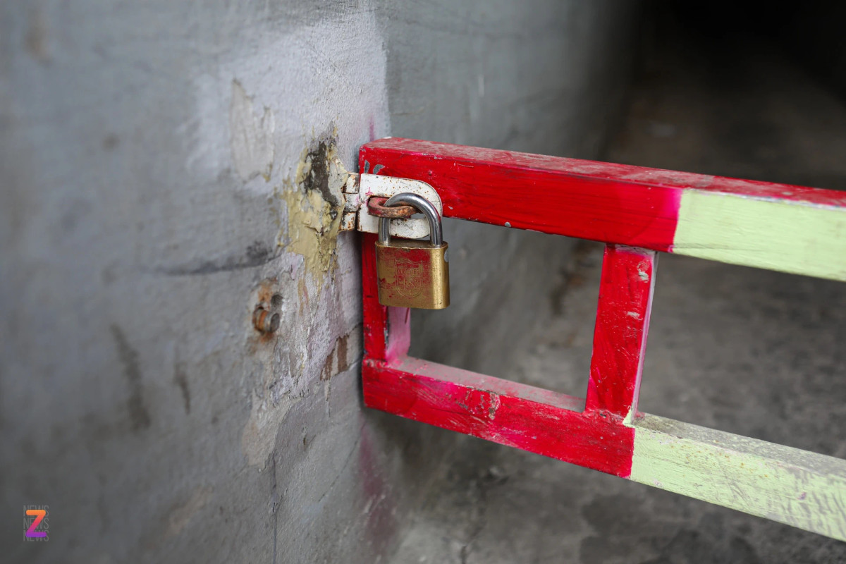 Tại mỗi barie sẽ có phần ổ khóa để không ai có thể di chuyển rào chắn trong khung giờ cao điểm. Theo người dân chia sẻ, từng có trường hợp người đi xe máy cố tình phá hoại barie để đi vào ngõ.