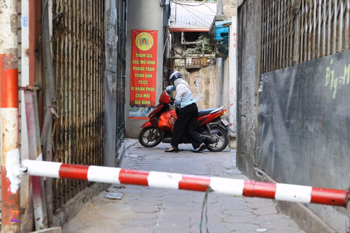 Trước đây, nhiều phương tiện thường đi tắt từ Thượng Đình ra đầu ngõ này để đi lên cầu vượt Ngã Tư Sở, gây ùn tắc, ồn ào, có trường hợp gây tai nạn, cản trở sinh hoạt của người dân trong ngõ. Sau khi người dân lập rào chắn, nhiều tài xế chưa quen đường nên khi gặp các rào chắn đều tỏ ra bất ngờ, đành phải quay đầu tìm hướng khác.