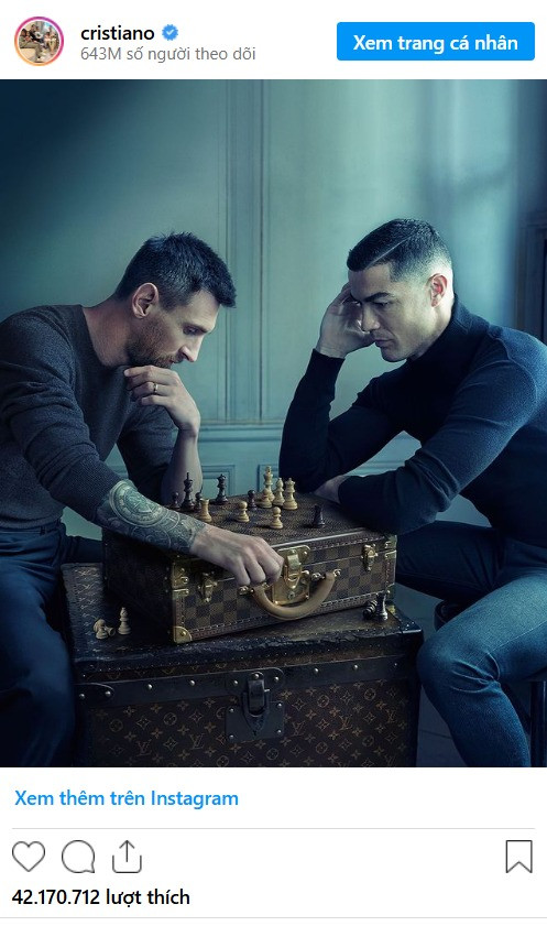  4. Leo Messi và Cristiano Ronaldo: Bức ảnh của Ronaldo và Messi đang chơi cờ vua do Louis Vuitton tài trợ. Đây là khoảnh khắc từng làm bùng nổ MXH nhưng sau đó từ đoạn phim hậu trường được chia sẻ hóa ra đây là ảnh ghép và 2 siêu sao đã chụp tại 2 studio khác nhau. 