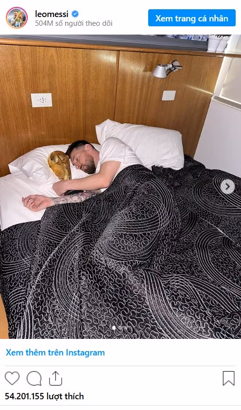  3. Leo Messi: Bức ảnh ôm cúp vô địch đi ngủ của Messi nhận về hơn 54 triệu lượt thích trên Instagram. Nó đã thể hiện sự mãn nguyện của cả Messi và người hâm mộ cầu thủ này sau suốt hành trình theo đuổi giấc mơ mang World Cup về Argentina. 