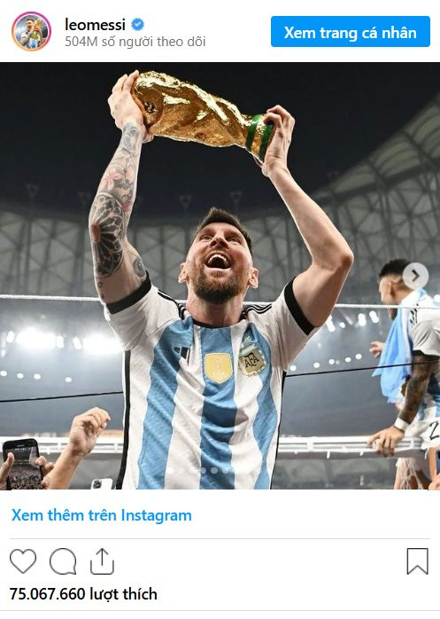  1. Leo Messi: Khoảnh khắc Messi nâng cao cúp vô địch World Cup 2022 với nụ cười rạng rỡ chính là hình ảnh được yêu thích nhất trên Instagram với 75 triệu lượt yêu thích. Đây cũng là khoảnh khắc mang tính lịch sử của chính Messi và người hâm mộ bóng đá Argentina. 