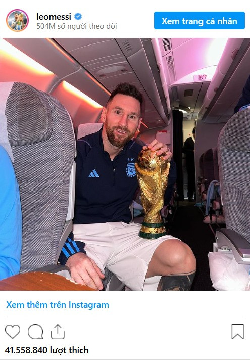  5. Leo Messi: Vẫn là Messi cùng cúp vô địch World Cup, nhưng lần này là trên máy bay. 