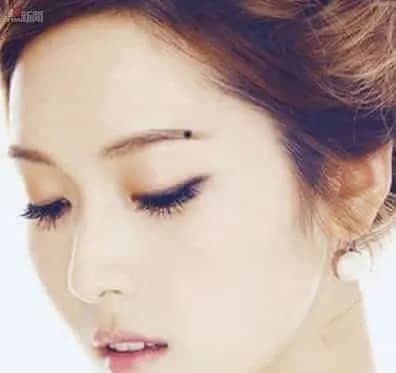  3. Nốt ruồi ở cuối lông mày. Những người có nốt ruồi ở cuối lông mày và những người bị che phủ bởi lông mày sẽ là người vui vẻ, lạc quan, cởi mở và đương nhiên gặp nhiều may mắn. Nhưng nếu nốt ruồi mọc bên ngoài lông mày thì người đó dễ gặp vấn đề về tình cảm. 