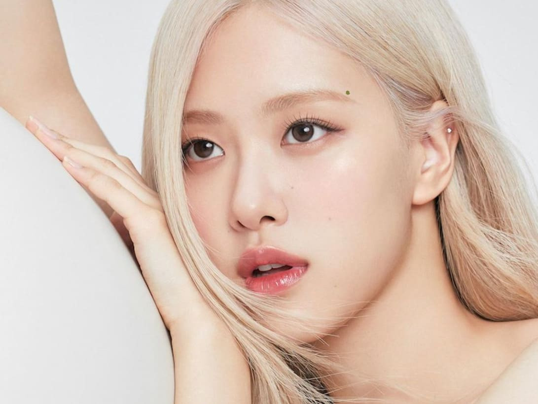  Điều tương tự cũng đúng nếu có mụn ở gần lông mày, nhưng nó tượng trưng cho một vấn đề ngắn hạn. Nốt ruồi trên lông mày gần giữa lông mày cho thấy những vấn đề tài chính xa vời, chẳng hạn như huy động vốn đầu tư, thiếu tiền mua nhà,... 