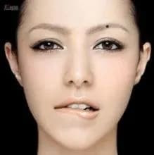  2. Nốt ruồi ở giữa lông mày. Nốt ruồi ở giữa lông mày và bị che khuất bởi lông mày cho thấy người này rất thông minh và trong số anh chị em của mình sẽ có một người rất thành đạt, đặc biệt may mắn về tài lộc. 