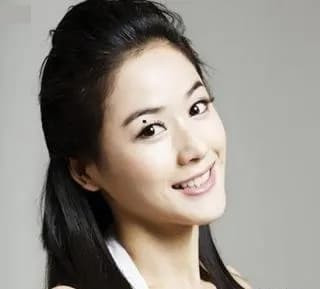  5. Có nốt ruồi dưới lông mày. Người phụ nữ có nốt ruồi ở cung Thiên Trại sẽ gặp nhiều may mắn trong cuộc sống, và sở hữu nhiều bất động sản. Khu vực giữa lông mày và mắt, tức là mí mắt trên, được gọi là cung cung Thiên Trại, nơi quản lý bất động sản và đất nông nghiệp của người đó. 