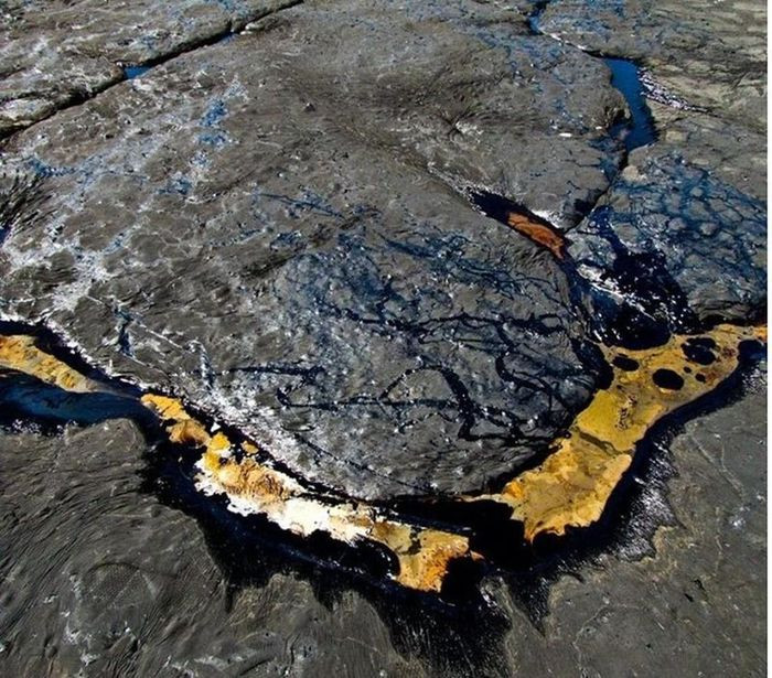 Hồ Pitch đã có tuổi đời hàng nghìn năm. Sự dịch chuyển của khối lục địa Caribbean đã va chạm với các khối khác, tạo thành các đường nứt gãy khiến dầu thô phun lên trên bề mặt. Những nguyên tố nhẹ trong dầu sẽ bốc hơi, để lại nhựa đường là hỗn hợp của dầu, đất sét và nước.