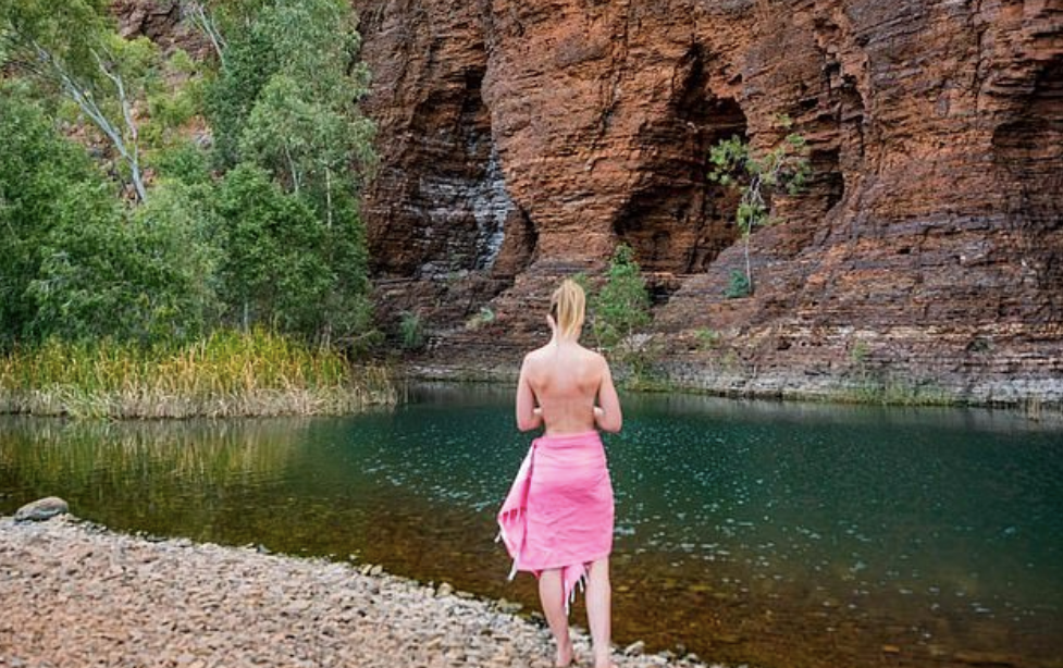 Bất chấp các cảnh báo, du khách vẫn ghé thăm thị trấn ma này để chụp ảnh và khám phá những công trình bỏ hoang, mặc dù việc hít thở tại đây có thể gây chết người.(Ảnh:NZ Herald)