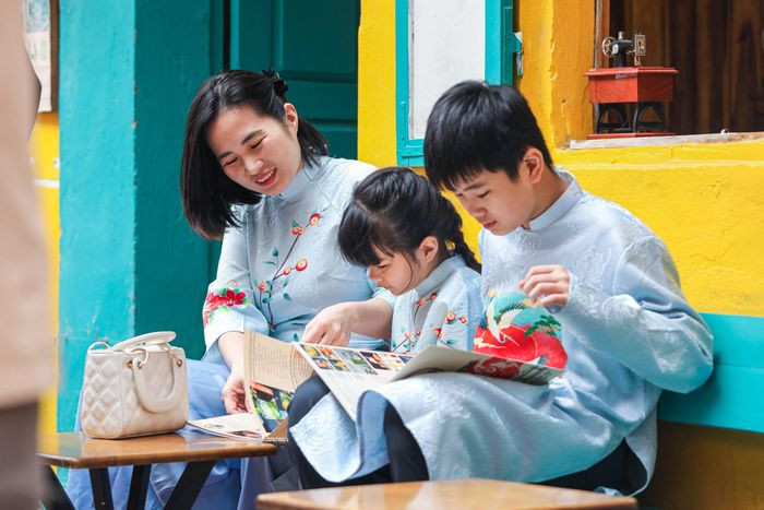 Không chỉ người nước ngoài, cà phố đường tàu cũng là địa điểm check-in rất "hot" với du khách Việt. Tranh thủ dịp cuối tuần, chị Ánh Ngọc đưa 2 con đi thăm Lăng Bác và ghé phố cà phê đường tàu. Đây đều là 2 điểm tham quan nổi tiếng, được mọi người chọn đến check-in. "Tôi biết địa điểm này bị cấm, nhưng vẫn thấy hàng quán hoạt động, mọi người vẫn đến chụp ảnh nên ghé qua. Nơi đây hơi nguy hiểm, nhưng có ý thức bảo đảm an toàn, tôi nghĩ đây vẫn là trải nghiệm độc đáo, thu hút khách du lịch", chị Ngọc nói.