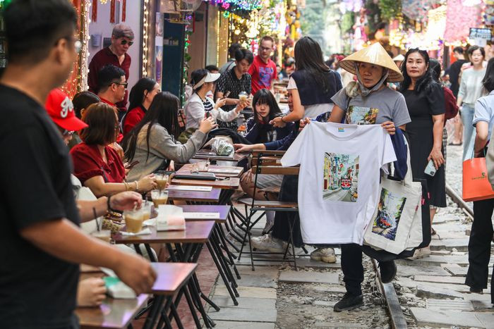 Công an các phường kiến nghị Sở Du lịch khuyến cáo khách du lịch nước ngoài không đến tham quan chụp ảnh tại khu vực đường tàu nội đô do không đảm bảo an toàn.