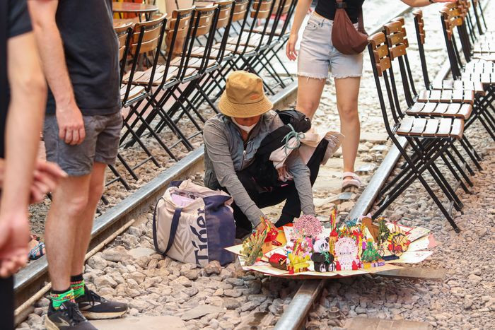 Trở thành điểm yêu thích của du khách, việc kinh doanh nước giải khát, đồ ăn vặt hay cả quà lưu niệm trên phố cà phê đường tàu đều rất đắt hàng. Có người còn bày hẳn hàng lưu niệm ra giữa đường ray bày bán.