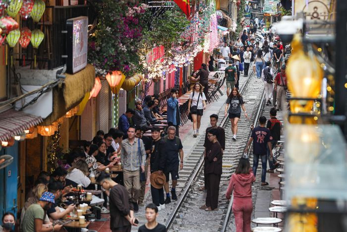 Trước phản ánh về sự nhộn nhịp của phố cà phê đường tàu bất chấp lệnh cấm, công an phường Điện Biên đã tiến hành điều tra các hộ dân sinh sống ở khu vực đường sắt (số 5 Trần Phú và số 10A Điện Biên Phủ). Qua kiểm tra, trên địa bàn xuất hiện một số hộ trong treo biển kinh doanh, không đăng ký kinh doanh nhưng có hoạt động bán nước cho khách du lịch người nước ngoài để họ ngồi chụp ảnh, hoặc liên kết với các quán cà phê thuộc địa bàn các phường Cửa Nam, Hàng Bông cho mượn địa điểm để khách ngồi trước cửa nhà.