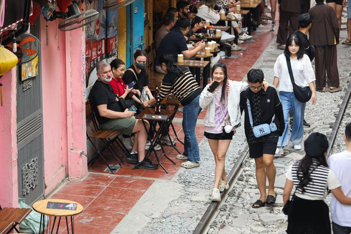 Trong khi đó, lãnh đạo UBND phường Điện Biên cho biết từng kiến nghị nhiều lần đến các ngành, các cấp về vấn đề này nhưng chưa được giải quyết triệt để. Ủy ban phường mong cơ quan có thẩm quyền tiến hành di chuyển tuyến đường sắt ra khỏi nội đô hoặc cần giải tỏa các hộ dân nằm trong phạm vi mất an toàn, ít nhất cách đường tàu 5,4 m.