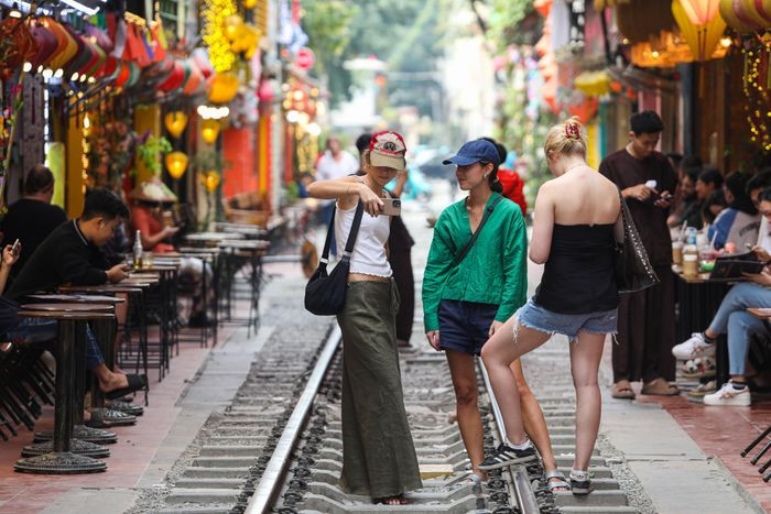 Du khách tới đây phần lớn là người nước ngoài. Họ xem đây là điểm check-in không thể bỏ qua khi đến Hà Nội.