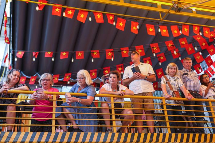 Hướng dẫn đoàn chia sẻ biết địa điểm này bị chính quyền cấm, song vẫn có nhiều người đến tham quan nên vẫn để du khách tới trải nghiệm. "Du khách họ chỉ muốn nhìn đoàn tàu. Nếu có rào chắn, họ cũng sẽ đứng bên ngoài để xem". Để đảm bảo an toàn, John Tran liên tục nhắc nhở du khách từ trước và trong trải nghiệm, chú ý kẻng báo hiệu, đứng vào nơi an toàn khi tàu đi qua,...