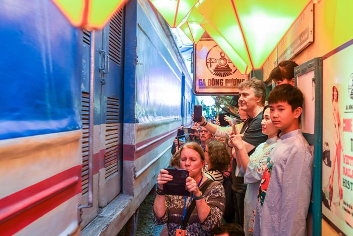 Đông đúc, nhộn nhịp và hút khách du lịch, song cà phê đường tàu tiềm ẩn nhiều nguy hiểm, không đảm bảo an toàn cho du khách cũng như người dân.