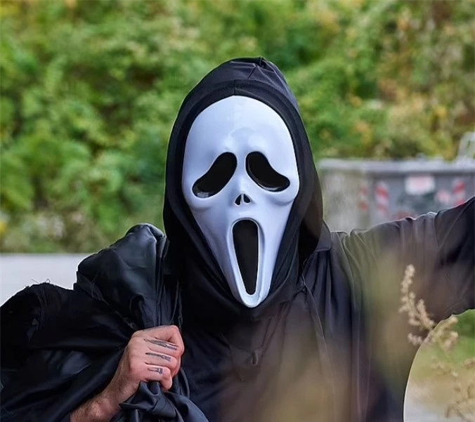 Giáo sư Marzluff nhớ lại, có một lần ông đã phải chịu đựng tiếng kêu "mắng mỏ" hung hăng từ 47 trong số 53 con quạ mà ông gặp. Ông cho biết vì số lượng quạ cao hơn nhiều so với nhóm ban đầu bị bắt nên bằng cách nào đó, những con quạ đã học được cách nhận biết những ai có thể năng đe dọa từ cha mẹ và họ hàng của chúng.