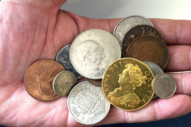 Lúc đó tôi không thực sự hào hứng vì hầu hết các đồng tiền chúng tôi tìm thấy đều có giá trị rất thấp. Cô ấy lấy từ trong túi xách ra một hoặc hai đồng bạc cũ. Tôi nói một cách hời hợt rằng 'thật đáng tiếc là cô không có đồng vàng nào' và cô ấy nói rằng cô ấy có. Ảnh minh họa