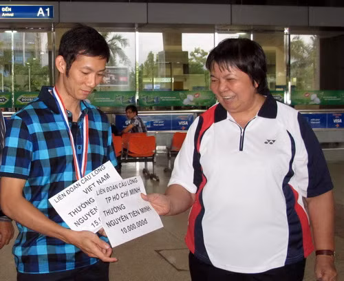 Tấm biển trao thưởng cho Tiến Minh chỉ là một mảnh giấy A4. Ảnh: Người Lao Động